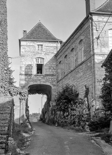 Façade sur la rue Alexis Jannet et Porte-Dessus. © Région Bourgogne-Franche-Comté, Inventaire du patrimoine