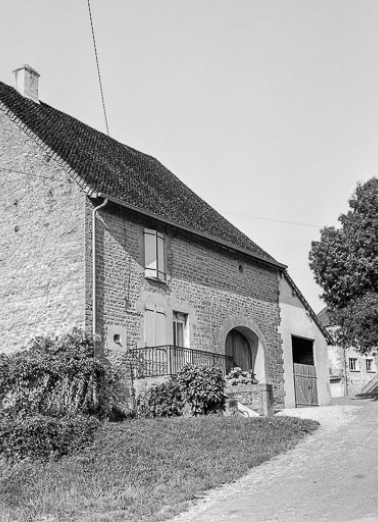 Ferme cadastrée 1959 AE 289, située rue du Bas du Village : vue de trois quarts gauche. © Région Bourgogne-Franche-Comté, Inventaire du patrimoine