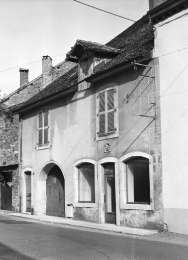 Façade antérieure vue de trois quarts droit. © Région Bourgogne-Franche-Comté, Inventaire du patrimoine