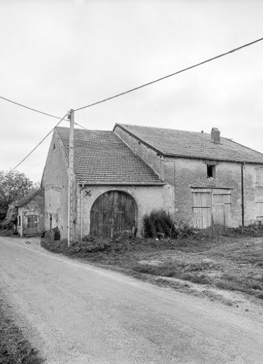 Faces antérieure et latérale droite. © Région Bourgogne-Franche-Comté, Inventaire du patrimoine