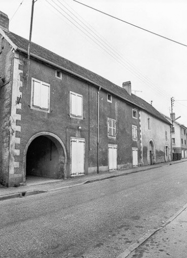 Bâtiments sur rue avec habitation sur porche vus de trois quarts gauche. © Région Bourgogne-Franche-Comté, Inventaire du patrimoine