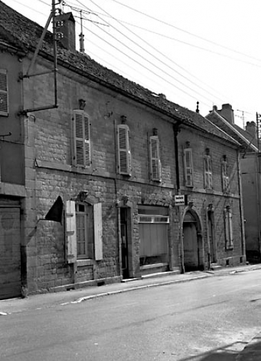Façade antérieure en pierre de taille. © Région Bourgogne-Franche-Comté, Inventaire du patrimoine Façade antérieure en pierre de taille. © Région Bourgogne-Franche-Comté, Inventaire du patrimoine