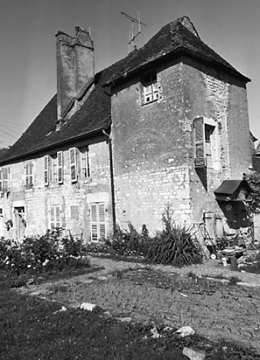 Façade antérieure sur cour de trois quarts droit. © Région Bourgogne-Franche-Comté, Inventaire du patrimoine Façade antérieure sur cour de trois quarts droit. © Région Bourgogne-Franche-Comté, Inventaire du patrimoine