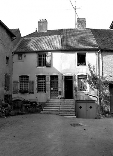 Habitations symétriques (seule la maison de gauche est sélectionnée). © Région Bourgogne-Franche-Comté, Inventaire du patrimoine Habitations symétriques (seule la maison de gauche est sélectionnée). © Région Bourgogne-Franche-Comté, Inventaire du patrimoine
