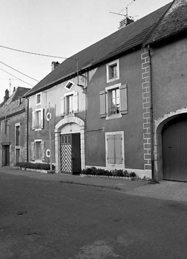 Façade antérieure de trois quarts droit. © Région Bourgogne-Franche-Comté, Inventaire du patrimoine