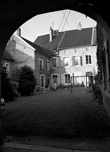 Façade antérieure sur cour. © Région Bourgogne-Franche-Comté, Inventaire du patrimoine Façade antérieure sur cour. © Région Bourgogne-Franche-Comté, Inventaire du patrimoine