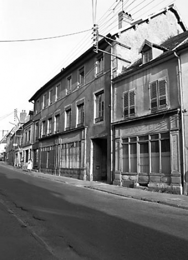 Façade antérieure avec magasins au rez-de-chaussée. © Région Bourgogne-Franche-Comté, Inventaire du patrimoine Façade antérieure avec magasins au rez-de-chaussée. © Région Bourgogne-Franche-Comté, Inventaire du patrimoine