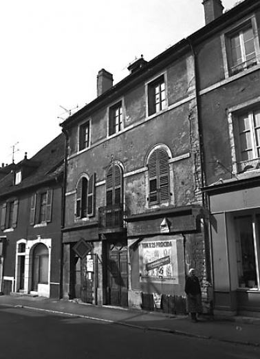 Façade antérieure avec magasins au rez-de-chaussée. © Région Bourgogne-Franche-Comté, Inventaire du patrimoine Façade antérieure avec magasins au rez-de-chaussée. © Région Bourgogne-Franche-Comté, Inventaire du patrimoine
