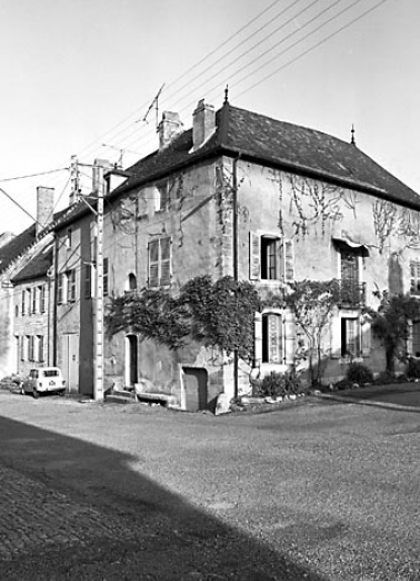 Façades antérieure et latérale droite. © Région Bourgogne-Franche-Comté, Inventaire du patrimoine Façades antérieure et latérale droite. © Région Bourgogne-Franche-Comté, Inventaire du patrimoine
