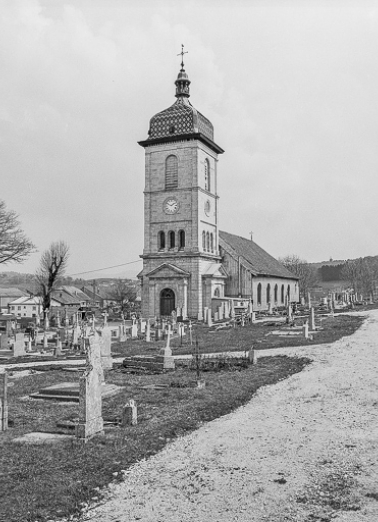 L'église et le cimetière. © Région Bourgogne-Franche-Comté, Inventaire du patrimoine