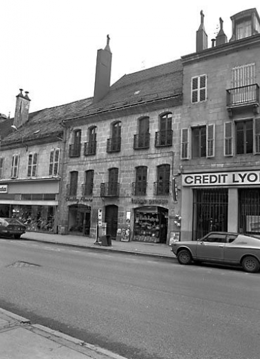 Façade sur rue de trois quarts. © Région Bourgogne-Franche-Comté, Inventaire du patrimoine Façade sur rue de trois quarts. © Région Bourgogne-Franche-Comté, Inventaire du patrimoine