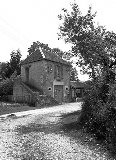 Façade antérieure et face latérale gauche. © Région Bourgogne-Franche-Comté, Inventaire du patrimoine