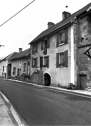 Façade antérieure vue de trois quarts droit. © Région Bourgogne-Franche-Comté, Inventaire du patrimoine Façade antérieure vue de trois quarts droit. © Région Bourgogne-Franche-Comté, Inventaire du patrimoine