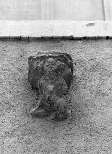 Maison cadastrée 1971 AB 348 : détail de la console (ange portant un écusson). © Région Bourgogne-Franche-Comté, Inventaire du patrimoine