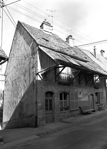 Façade antérieure et face latérale gauche. © Région Bourgogne-Franche-Comté, Inventaire du patrimoine