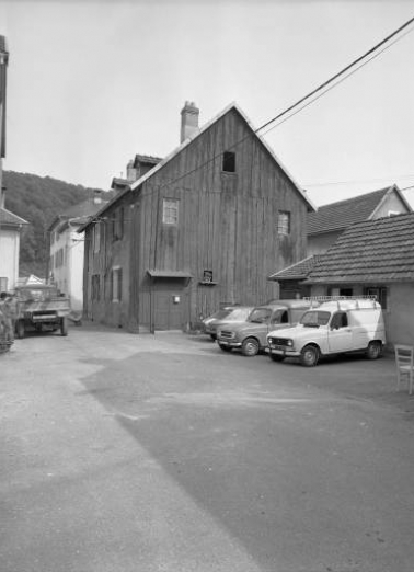 Logement ouvrier depuis la rue du Préau en 1981, aujourd'hui détruite. © Région Bourgogne-Franche-Comté, Inventaire du patrimoine