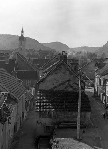 Vue générale de la rue des Martinets et de la rue du Stade depuis le pont de chemin de fer. © Région Bourgogne-Franche-Comté, Inventaire du patrimoine