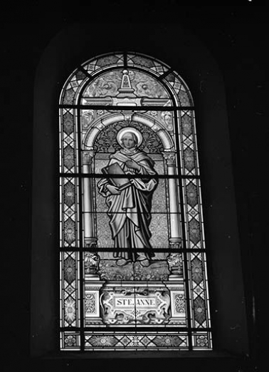 Baie n° 10 réalisée par I.-P. BockHorni (Munich) en 1890 : sainte Anne. © Région Bourgogne-Franche-Comté, Inventaire du patrimoine