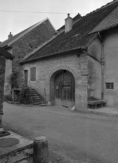 Façade antérieure : vue de trois quarts. © Région Bourgogne-Franche-Comté, Inventaire du patrimoine