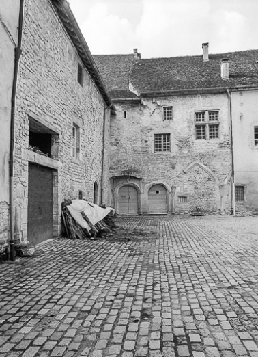 Cour du cloître : côté nord. © Région Bourgogne-Franche-Comté, Inventaire du patrimoine
