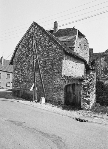 Vue de l'entrée de la cour depuis la rue. © Région Bourgogne-Franche-Comté, Inventaire du patrimoine