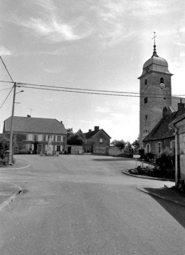La place de l'église. © Région Bourgogne-Franche-Comté, Inventaire du patrimoine