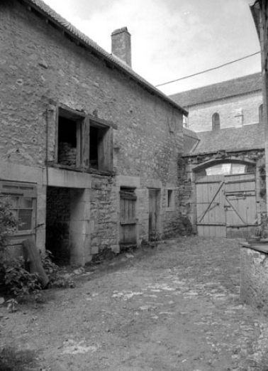 Bâtiments agricoles sur cour. © Région Bourgogne-Franche-Comté, Inventaire du patrimoine