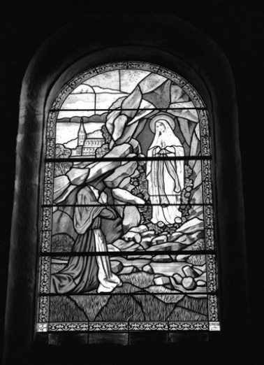 Baie 8 : apparition de la Vierge à sainte Bernadette à Lourdes. © Région Bourgogne-Franche-Comté, Inventaire du patrimoine