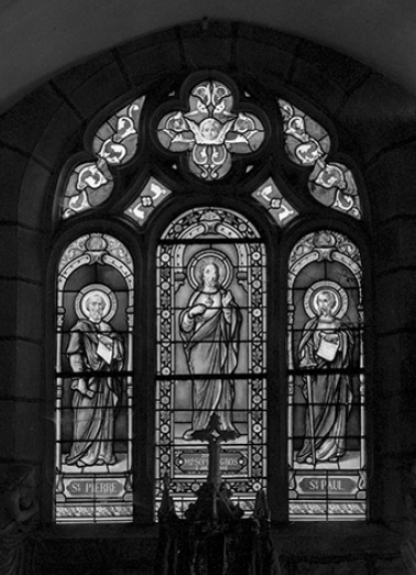 Baie 0 : Sacré Coeur au centre, saint Pierre et saint Paul. © Région Bourgogne-Franche-Comté, Inventaire du patrimoine