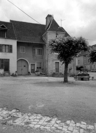 Façade antérieure : vue de trois quarts gauche. © Région Bourgogne-Franche-Comté, Inventaire du patrimoine