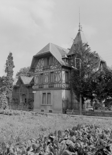 Vue de trois quarts de l'adjonction de la fin du 19e siècle (en 1981). SRI. Enquête régionale sur les bâtiments industriels (1979-1981). © Région Bourgogne-Franche-Comté, Inventaire du patrimoine