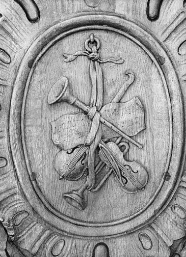 Lutrin n° 2 : médaillon avec violon et autres instruments. © Région Bourgogne-Franche-Comté, Inventaire du patrimoine