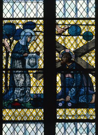 Baie 3 créée par Gruber (19e ou 20e siècle) : rencontre du Christ et de sainte Véronique sur le chemin du calvaire ; instruments de la Passion dans le tympan en grisaille et jaune d'argent dans le style Renaissance. © Région Bourgogne-Franche-Comté, Inventaire du patrimoine