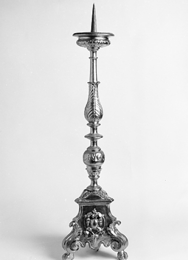 Vue d'ensemble d'un chandelier d'autel. © Région Bourgogne-Franche-Comté, Inventaire du patrimoine