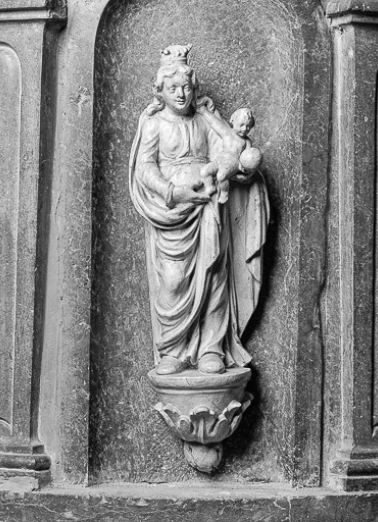 Détail de la cuve : statuette de Vierge à l'Enfant. © Région Bourgogne-Franche-Comté, Inventaire du patrimoine