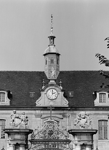 Façade principale sur la cour, détail de la partie centrale. © Région Bourgogne-Franche-Comté, Inventaire du patrimoine