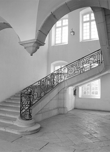 Vue du grand escalier depuis la galerie bordant la cour. © Région Bourgogne-Franche-Comté, Inventaire du patrimoine
