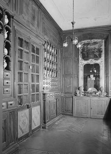 Pharmacie, deuxième salle, vue générale. © Région Bourgogne-Franche-Comté, Inventaire du patrimoine