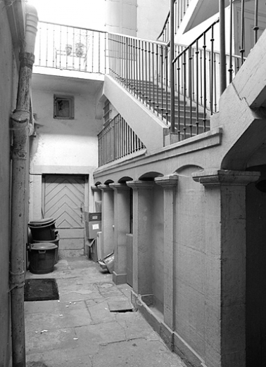 Maison, 58 rue du Commerce, escalier sur cour. © Région Bourgogne-Franche-Comté, Inventaire du patrimoine