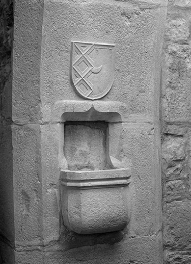 Intérieur : bénitier et blason de la chapelle. © Région Bourgogne-Franche-Comté, Inventaire du patrimoine