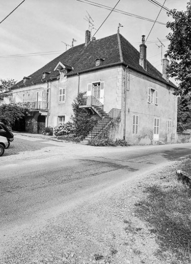 Façades antérieure et latérale droite. © Région Bourgogne-Franche-Comté, Inventaire du patrimoine