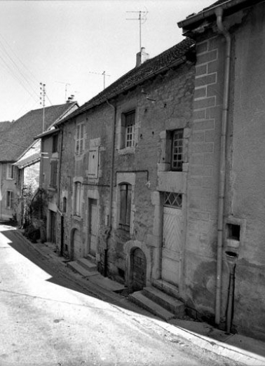 Façade antérieure vue de trois quarts droit. © Région Bourgogne-Franche-Comté, Inventaire du patrimoine