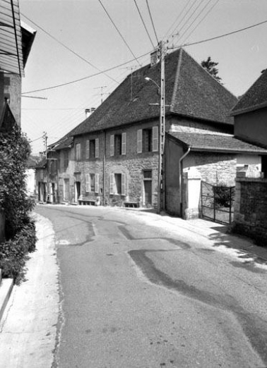 Façade antérieure vue de trois quarts droit. © Région Bourgogne-Franche-Comté, Inventaire du patrimoine