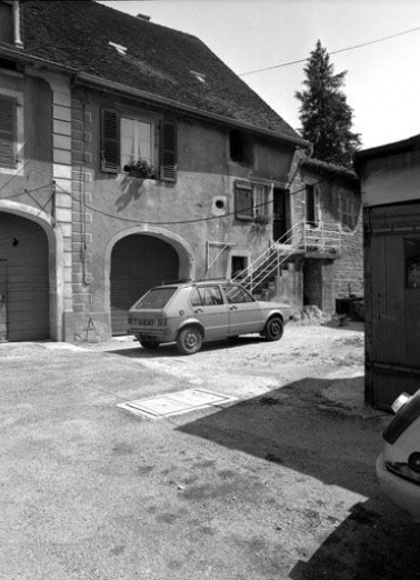Façade antérieure vue de trois quarts. © Région Bourgogne-Franche-Comté, Inventaire du patrimoine