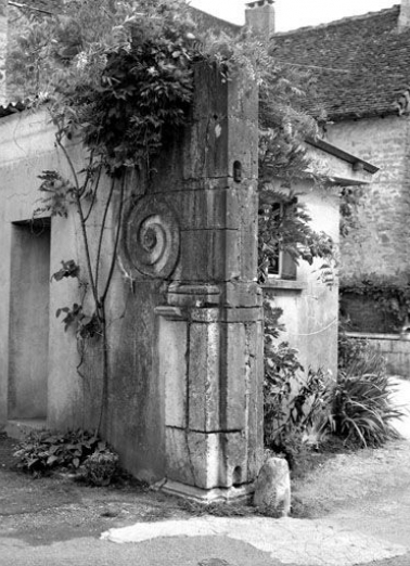Pilier droit du portail d'entrée de la cour. © Région Bourgogne-Franche-Comté, Inventaire du patrimoine