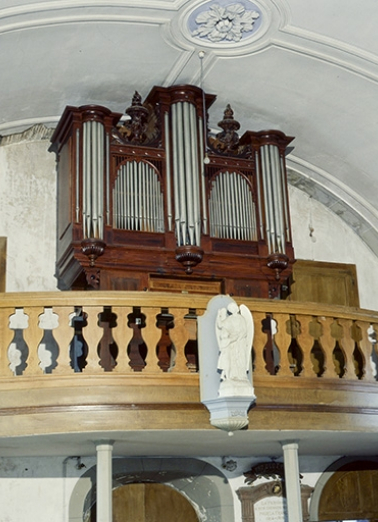 Vue générale de trois quarts en contre-plongée. © Région Bourgogne-Franche-Comté, Inventaire du patrimoine