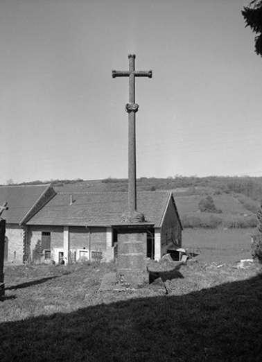 La croix du cimetière, vue de face. © Région Bourgogne-Franche-Comté, Inventaire du patrimoine