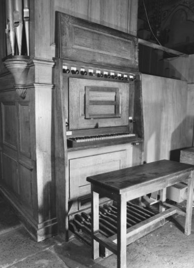 Console en fenêtre latérale, vue de trois quarts gauche. © Région Bourgogne-Franche-Comté, Inventaire du patrimoine