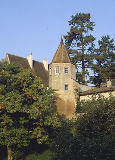 Tourelle située sur le tracé sud des fortifications (transformée en habitation). En arrière-plan, les demeures situées 4 et 6 rue des Châteaux. © Région Bourgogne-Franche-Comté, Inventaire du patrimoine