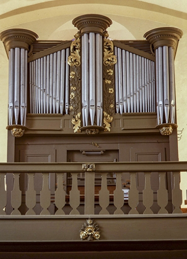 Vue générale de face en contre-plongée. © Région Bourgogne-Franche-Comté, Inventaire du patrimoine